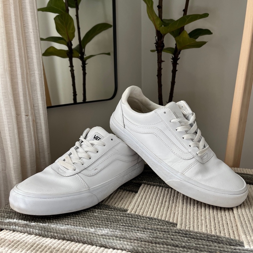 Vans Women’s White Leather Lace Up 9